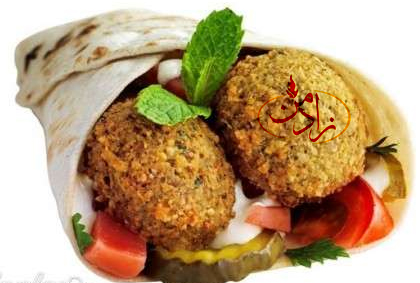 طرز تهیه سس فلافل: رب گوجه فرنگی، پودر انبه، سرکه، نمک و فلفل را در ظرفی ریخته کم کم آب اضافه کرده به حدی که به صورت سس رقیقی شود،
