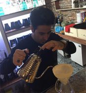 باریستا کیست : به فردی که در کافی شاپ کار می کند و به وسیله دستگاه به شما قهوه می دهد
